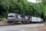 NS 2802 leads train E2T out of Glenwood yard